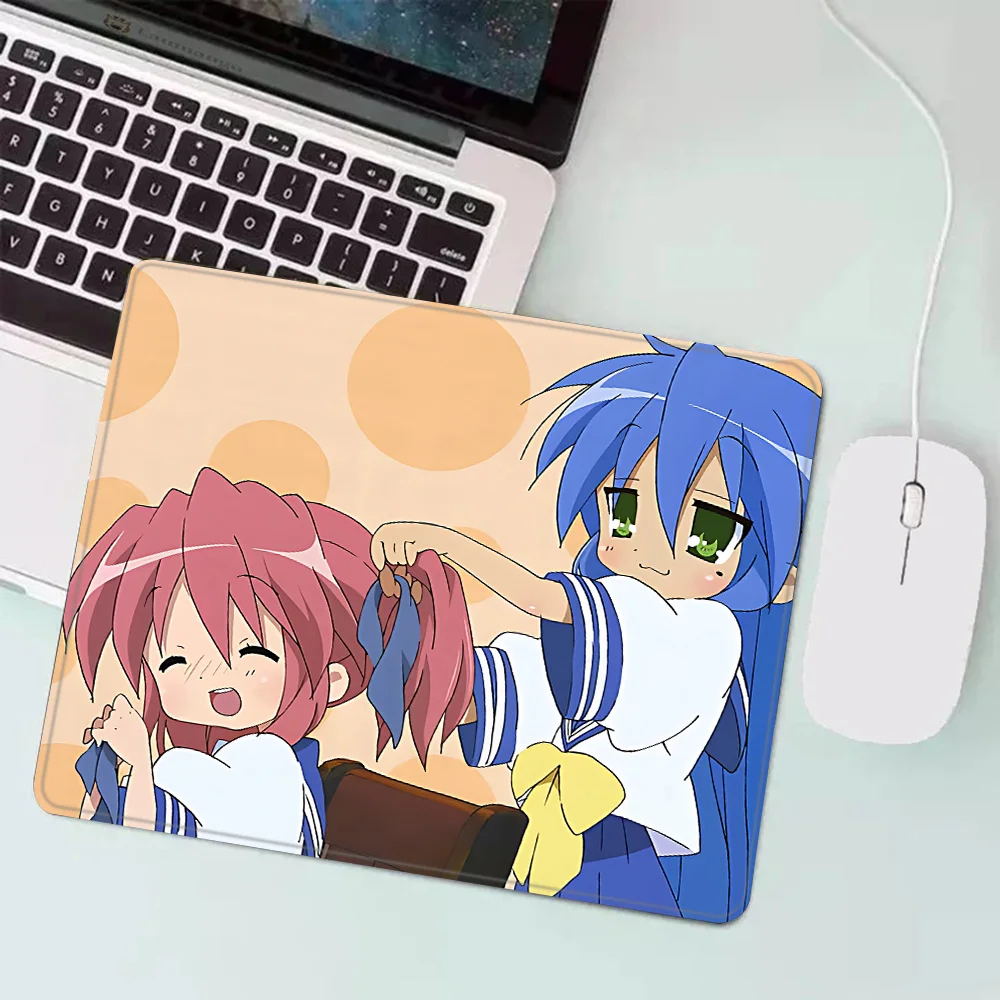 Lucky Star Konata Izumi Gaming - огляд і ціна Desk Setup Anime