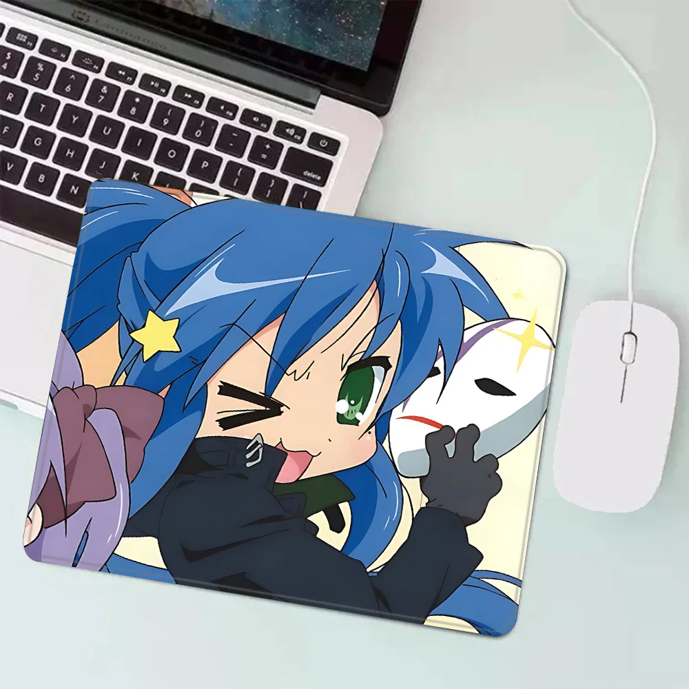 Lucky Star Konata Izumi Gaming - огляд і ціна Desk Setup Anime